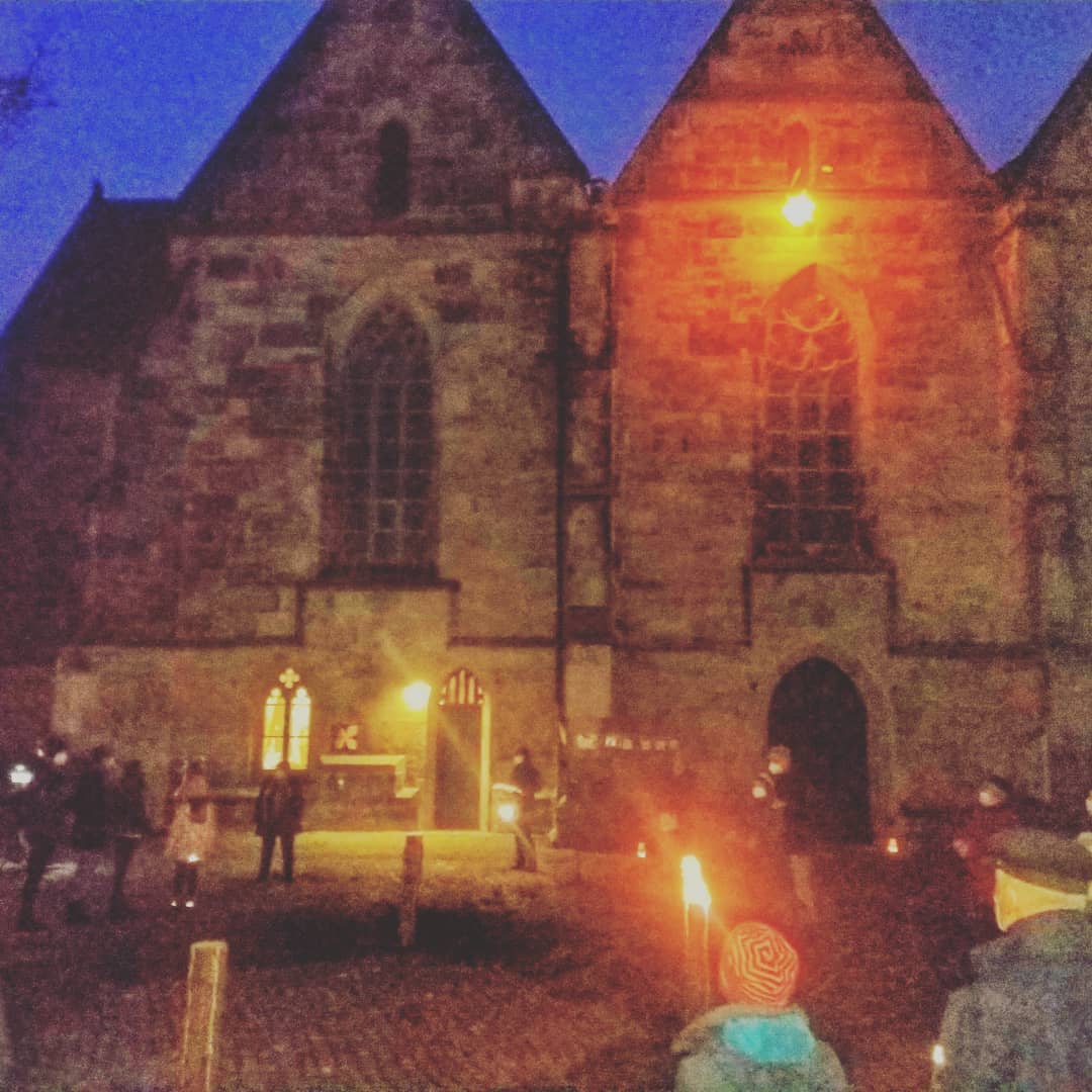 Mit einem 5m großem Adventskranz und einer Baumfackel-Kerze hat die Kirchengemeinde den 1. Advent schon in der Nacht gefeiert.